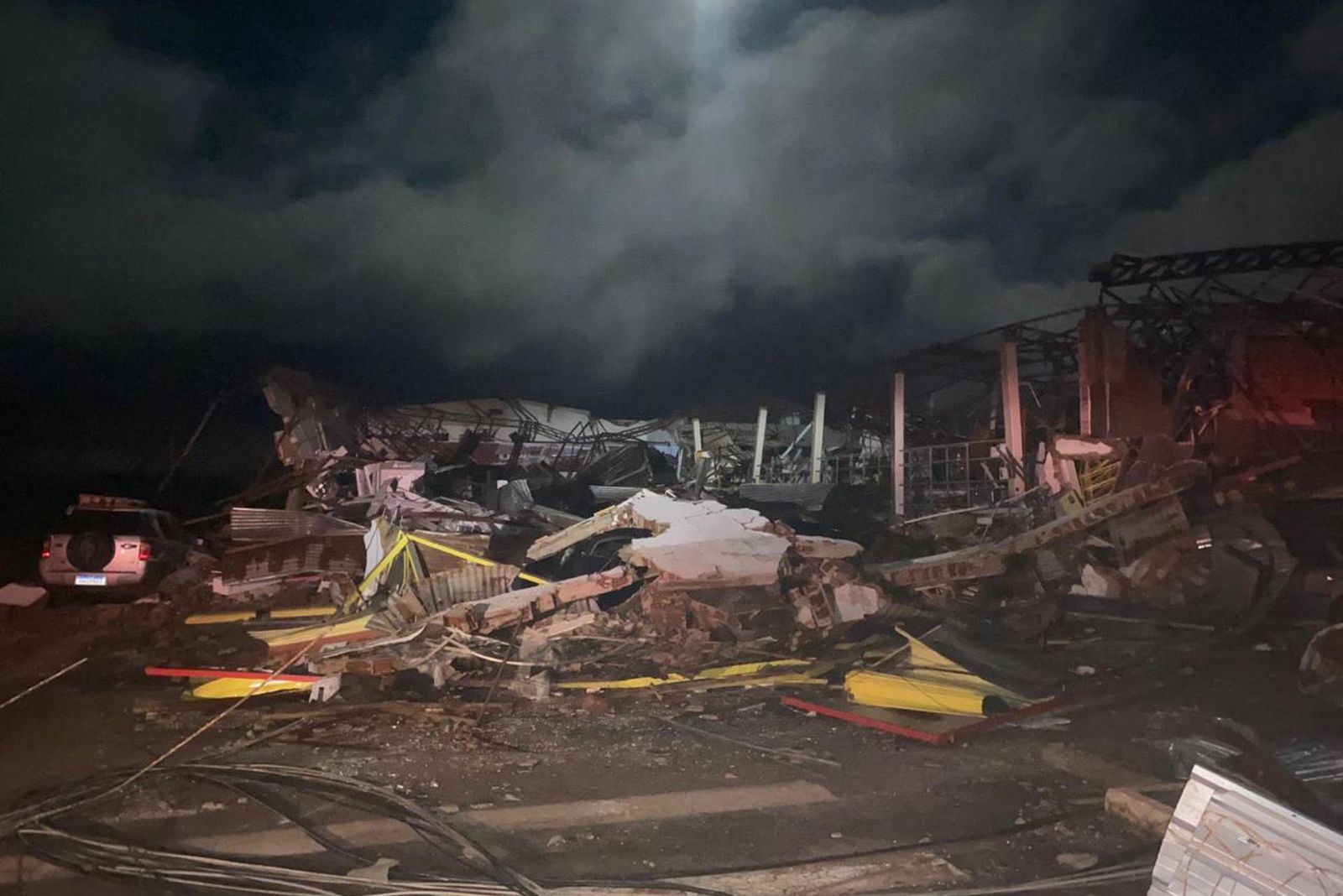 Al menos cinco muertos y unos 430 heridos tras el paso de un tornado en el sur de Brasil