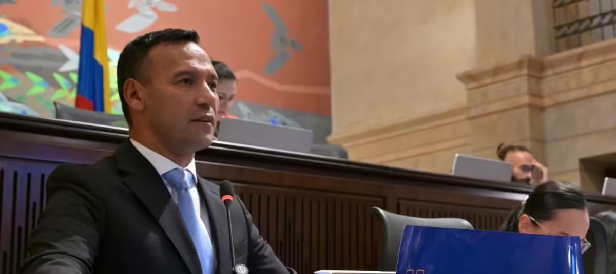 Ministro de Defensa afrontará debate de moción de censura por recientes bombardeos que dejan varios menores muertos