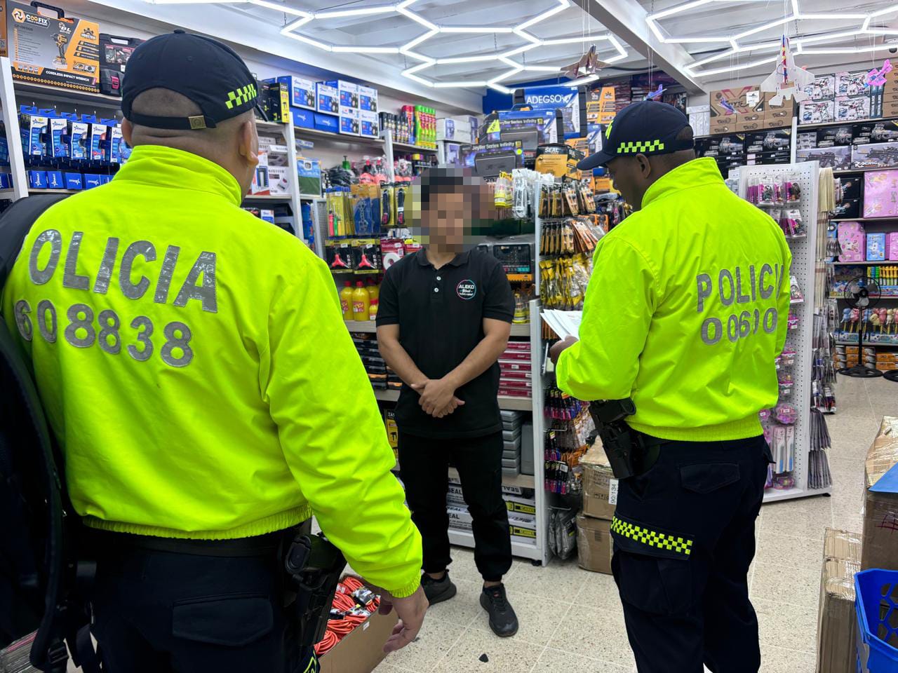 Autoridades incautaron más de 10 700 cigarrillos electrónicos en el centro de Medellín que incumplían con la normatividad vigente 