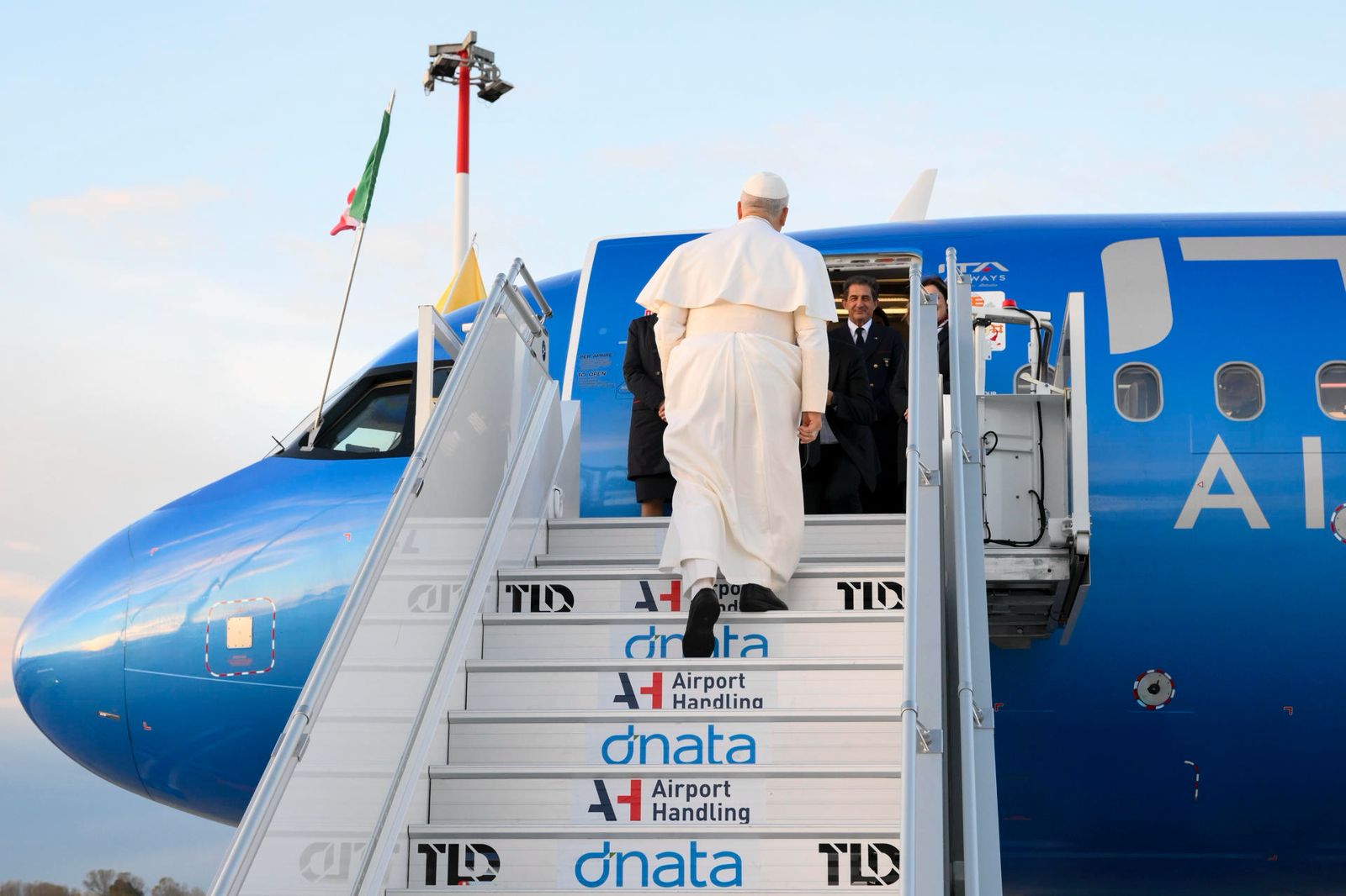 El avión A320 en el que viaja el papa deberá sustituir un componente tras aviso de Airbus