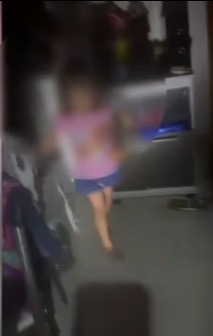Policía y bomberos rescataron a una niña de 4 años que estaba sola en una vivienda en Medellín