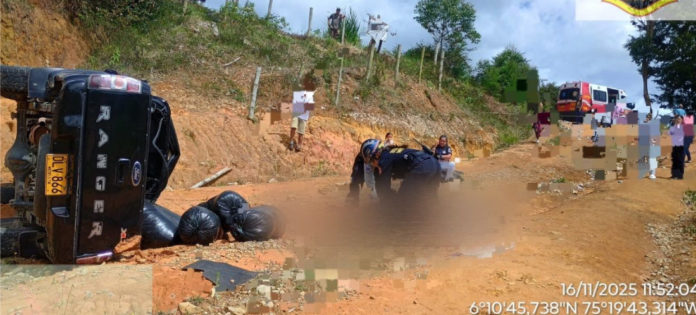 web-Camioneta-cayó-a-un-abismo-en-Marinilla-con-dos-personas-a-bordo-una-murió