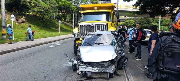 web-Volqueta-sin-frenos-causó-siniestro-vial-en-Robledo-12-vehículos-afectados-y-tres-lesionados