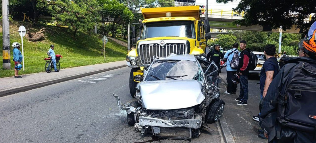 Volqueta sin frenos causó siniestro vial en Robledo: 12 vehículos afectados y tres lesionados