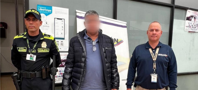 wev-Migración-inadmitió-a-ecuatoriano-y-entregó-dos-colombianos-con-alertas-judiciales-a-la-Policía-en-el-aeropuerto-de-Rionegro
