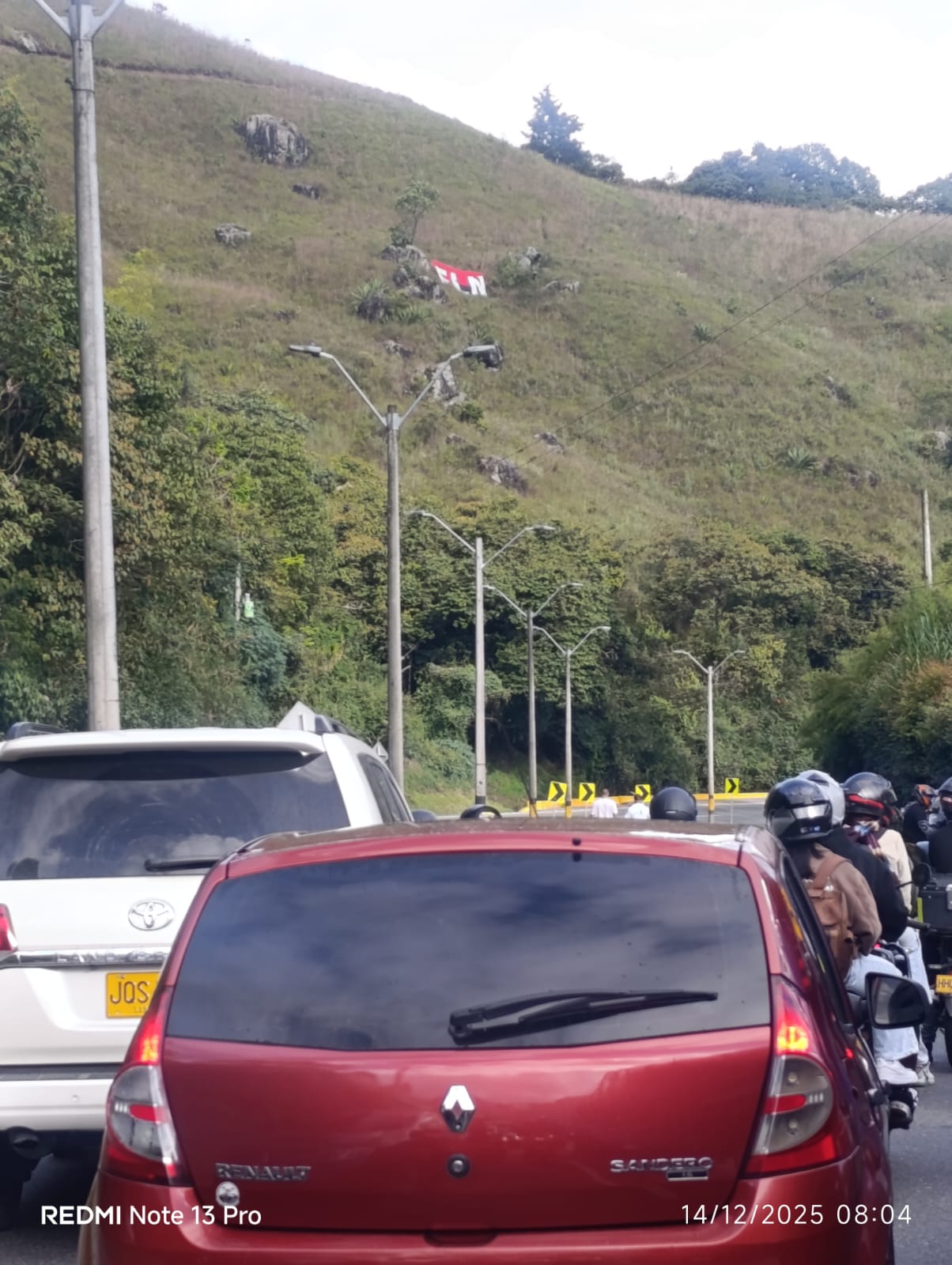 Bandera alusiva al ELN aparece en la autopista Medellín–Bogotá