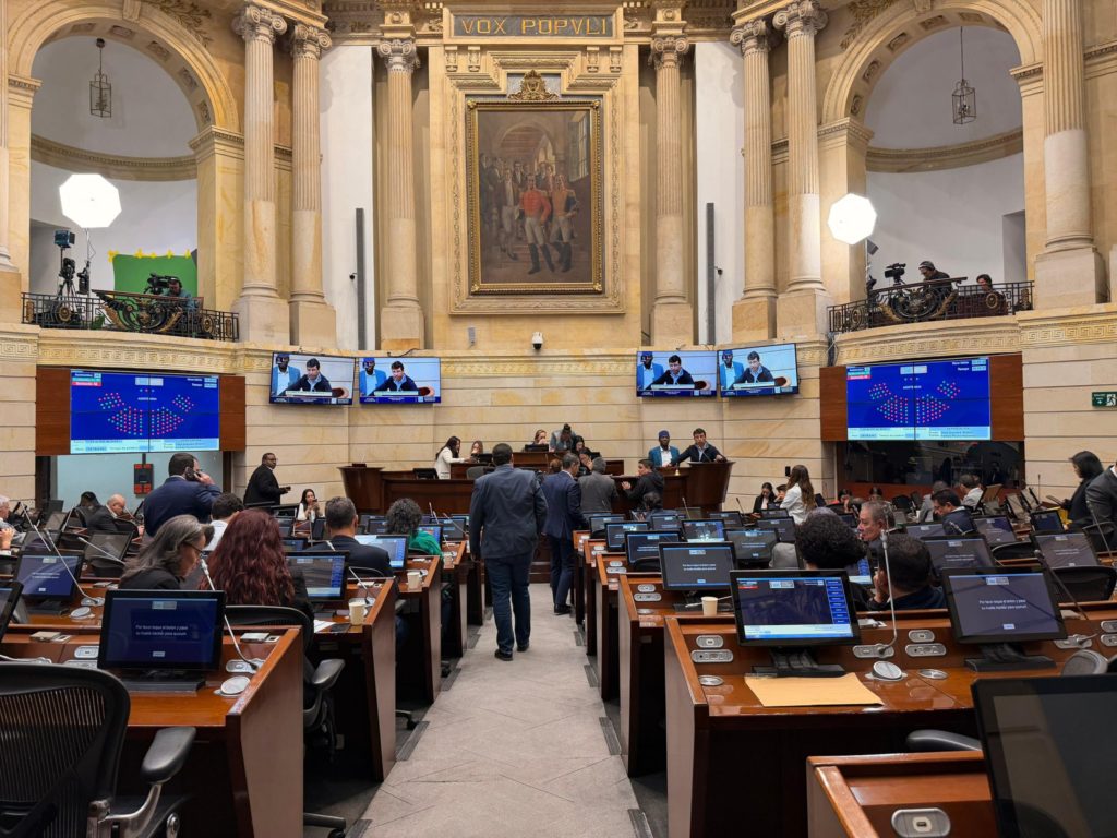 Salario de congresistas en 2026 también subirá, pero podrían quedarse sin prima de servicios