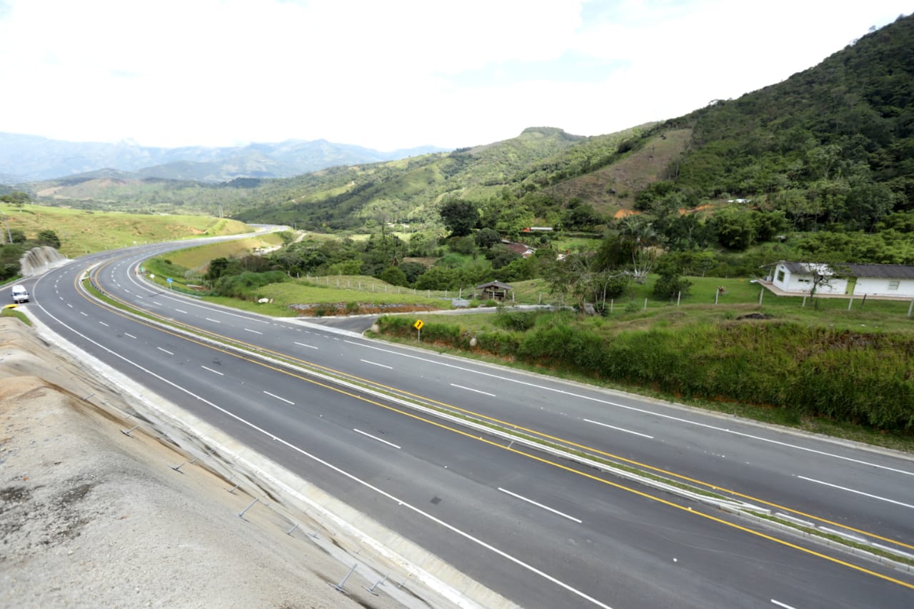 Gobernación de Antioquia adjudica la pavimentación de 537 km a 7 consorcios del departamento