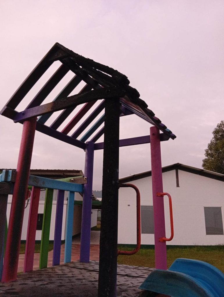 Un globo de mecha causo incendio en parque infantil de un CDI en La Ceja 3