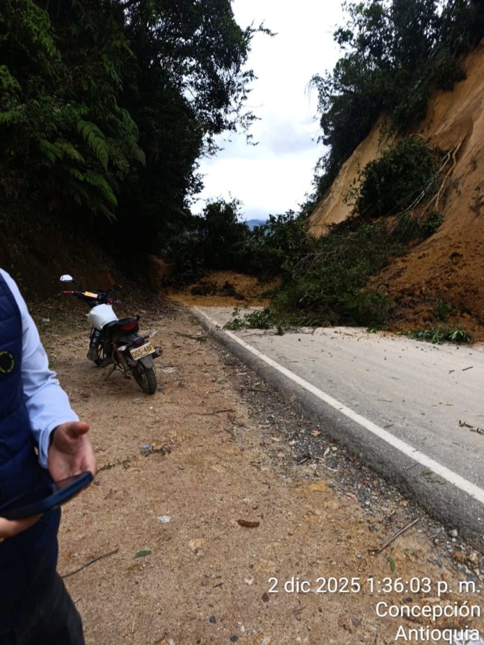 Vía San Vicente-Concepción presenta cierre en el sector Palmichal por deslizamiento (2)