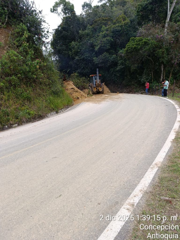 Via San Vicente Concepcion presenta cierre en el sector Palmichal por deslizamiento