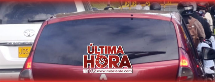 WEB-Bandera-alusiva-al-ELN-aparece-en-la-autopista-Medellín–Bogotá