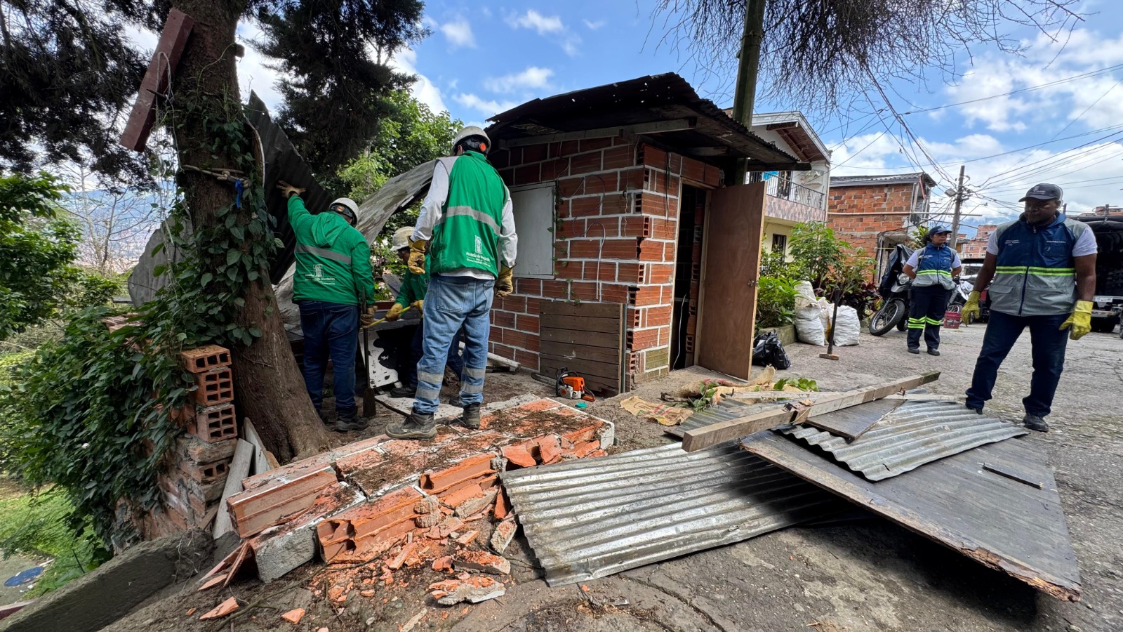 Autoridades desmontaron casetas ilegales usadas para parqueo, ventas y fiestas clandestinas en Medellín