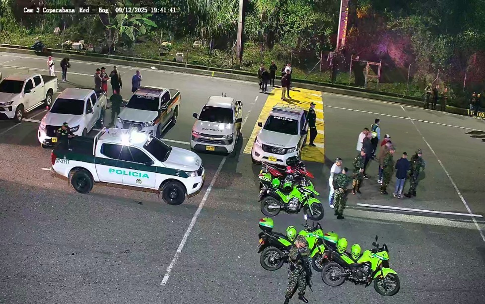 Hallaron armas largas y munición en el carro donde fallecieron dos personas por la explosión de un artefacto en la Medellín-Bogotá