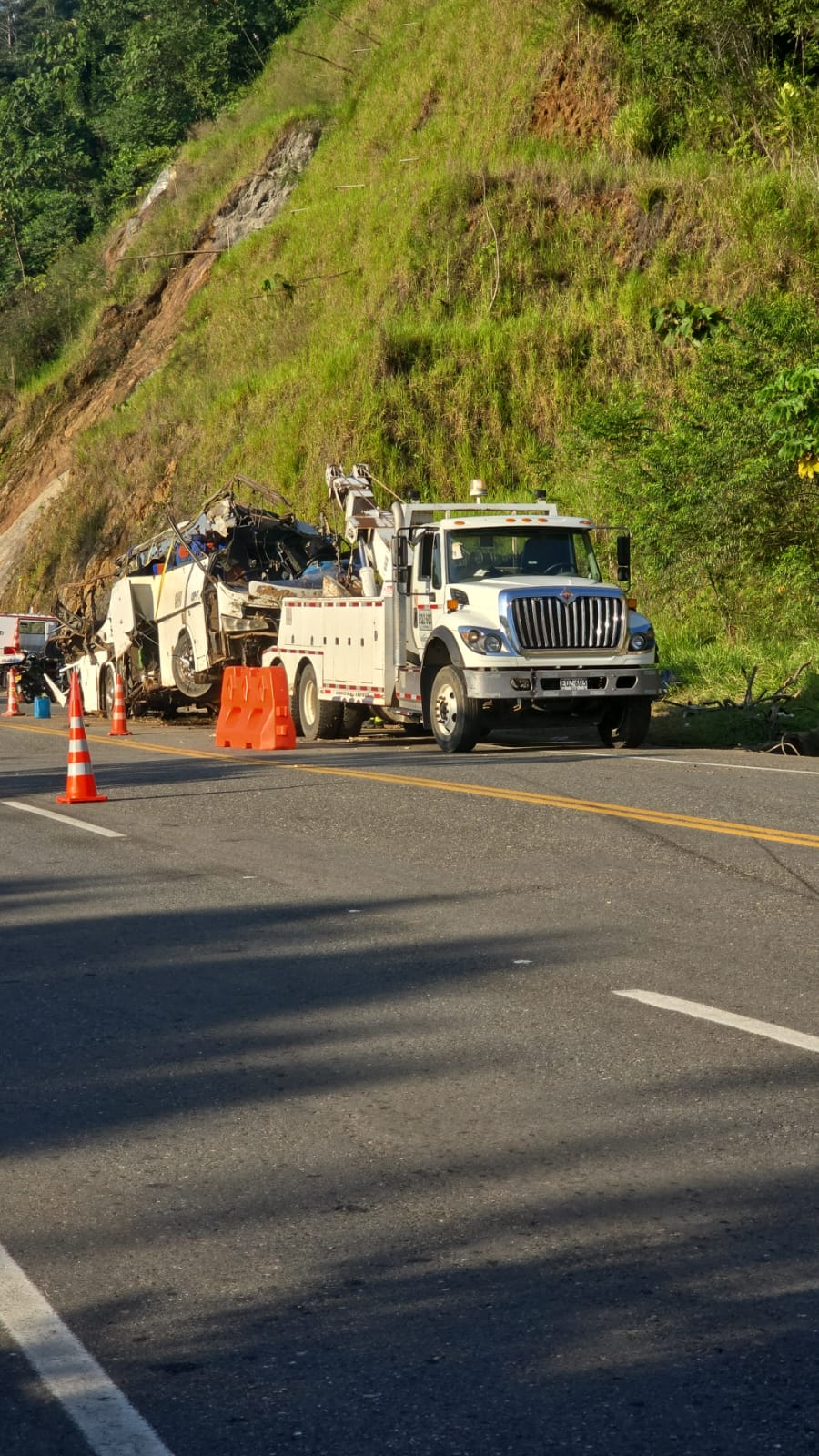 Imágenes del impacto del accidente en excursión escolar, en el que murieron 17 personas