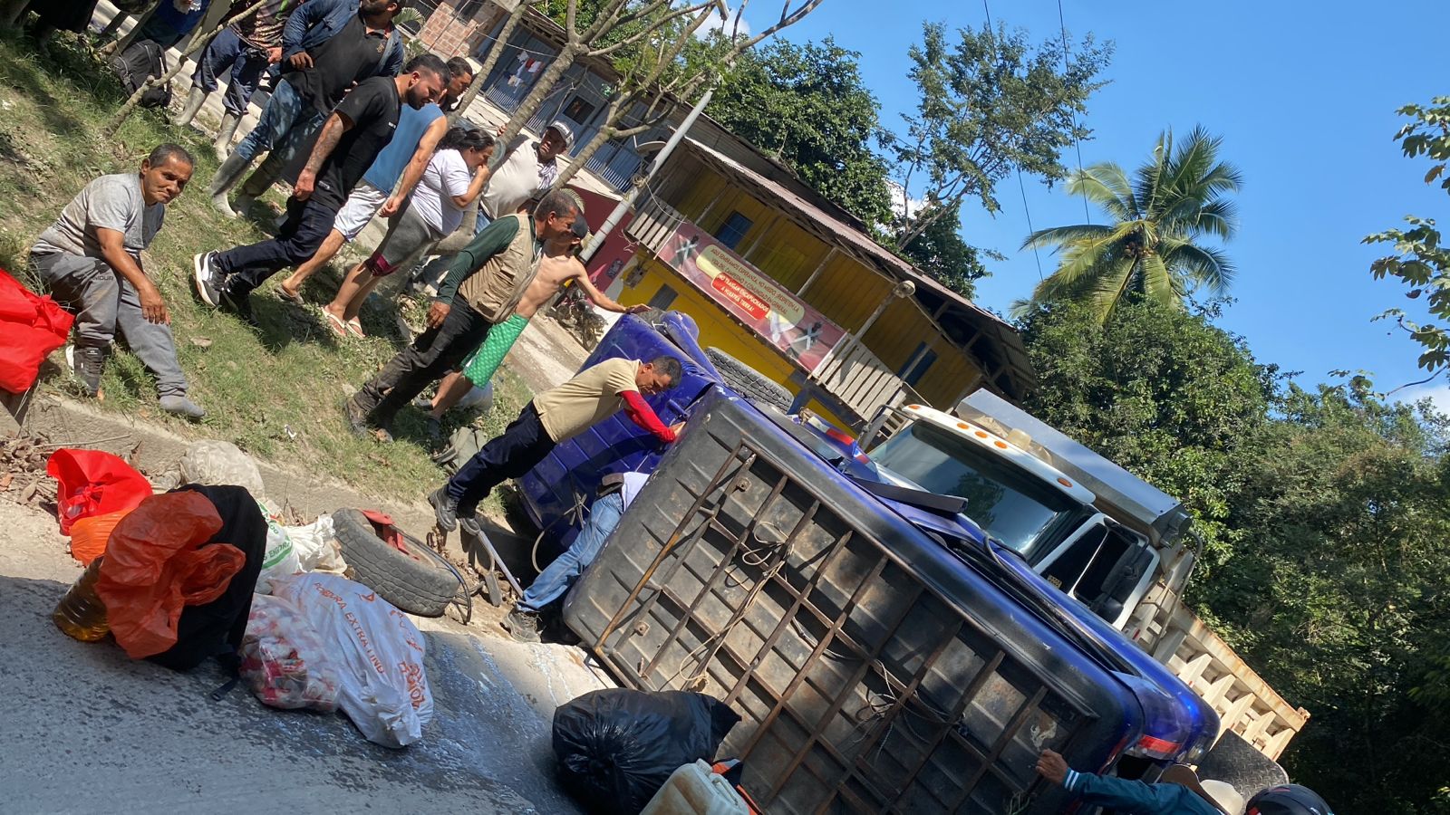 En video: accidente entre volqueta y otro vehículo en la Autopista deja varios heridos