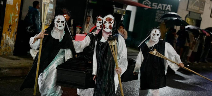 web-A-pesar-de-la-lluvia,-miles-de-personas-asistieron-a-la-versión-35-del-Desfile-de-Mitos-y-Leyendas-de-Rionegro