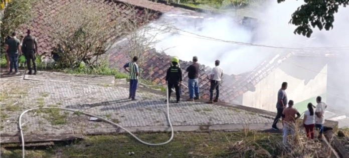 web-Autoridades-hacen-presencia-en-el-sitio-y-evalúan-los-daños.-Preliminarmente,-las-imágenes-del-suceso-revelan-daños-considerables-en-el-techo