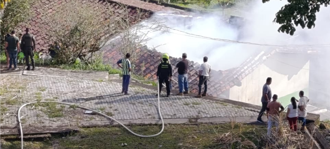 Un incendio en colegio de San Francisco deja graves daños estructurales