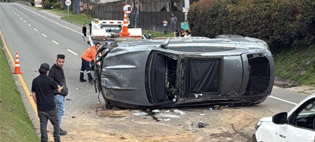 En imágenes: aparatoso siniestro vial en la autopista Medellín-Bogotá, una lujosa camioneta involucrada
