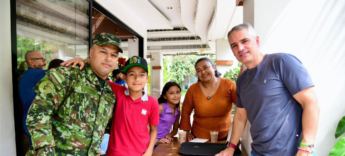 Gobernador de Antioquia sorprende a soldados y policías con reencuentros familiares en temporada decembrina