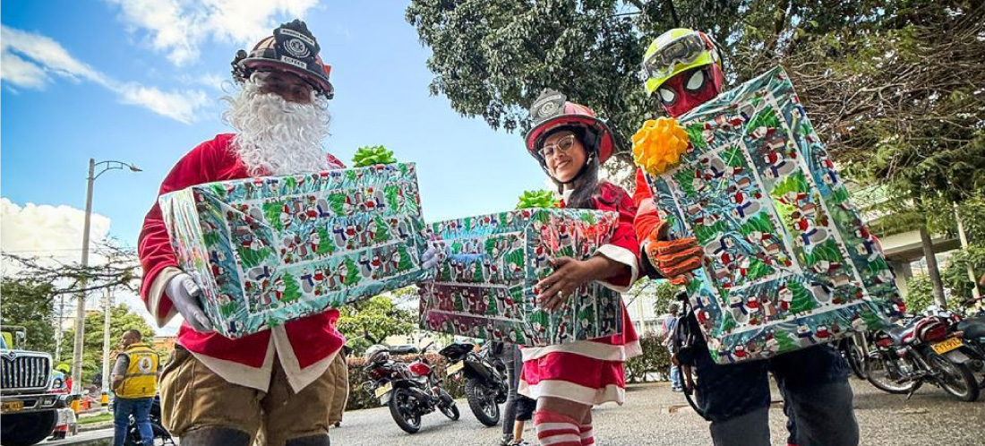 Por navidad, bomberos entraron por las ventanas y visitaron a 200 niñas y niños hospitalizados en Medellín