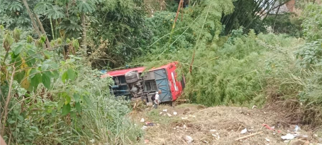 Un bus se precipitó al vacío en la vía Medellín-Santa Elena tras choque con un furgón, hay heridos