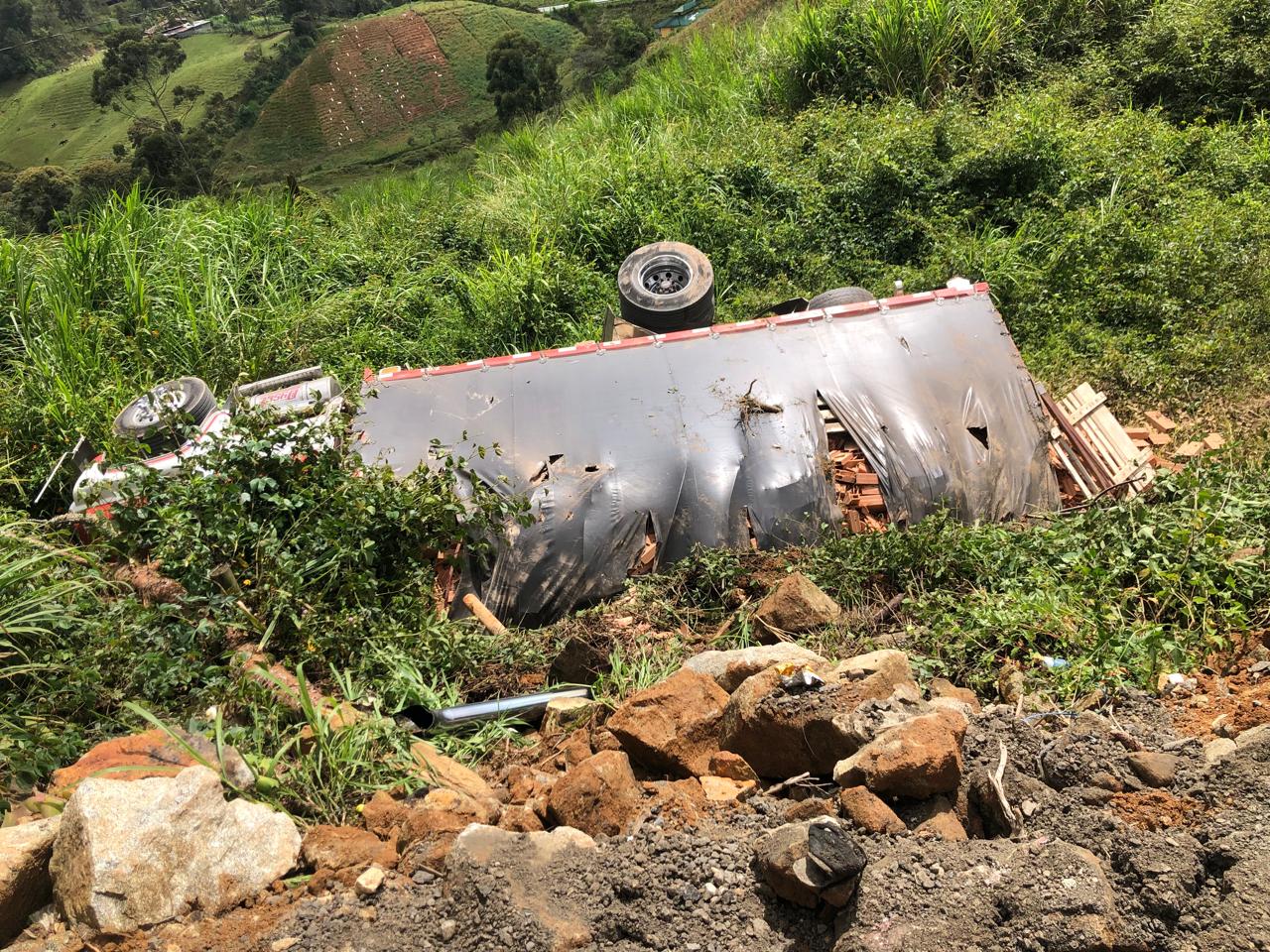 Volcamiento de camión en la vía El Santuario – Granada: conductor salió ileso