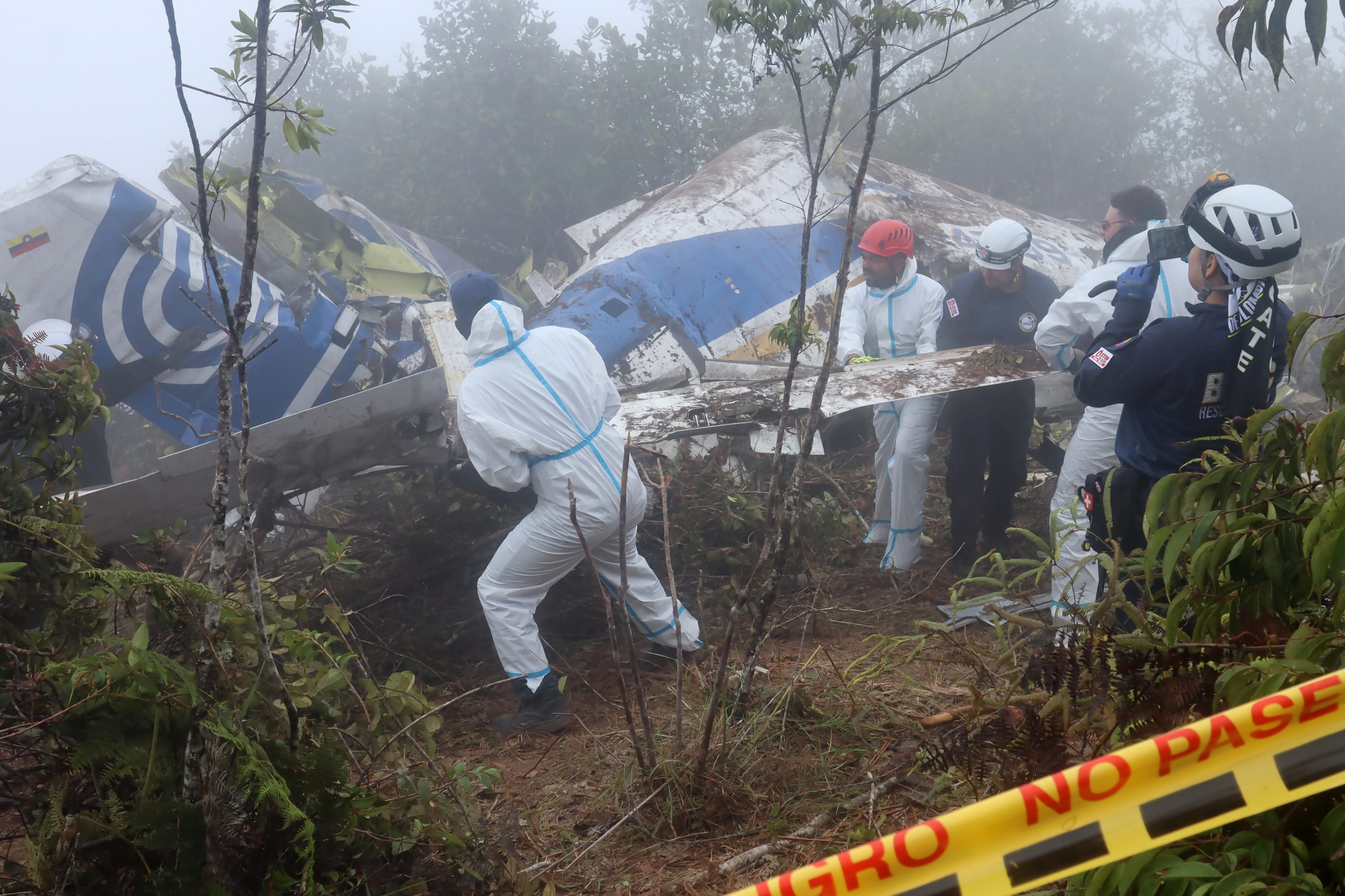 Entre la niebla y arbustos, autoridades colombianas buscan respuestas al accidente aéreo