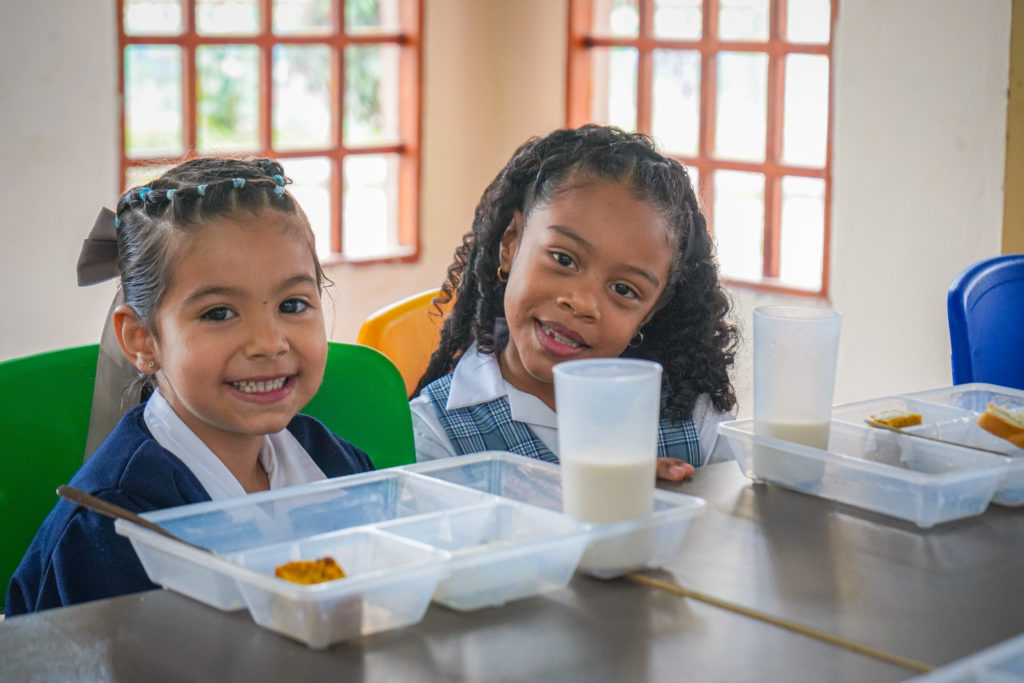 Alimentación escolar llega a 1 038 estudiantes en zonas urbana y rural de Guatapé
