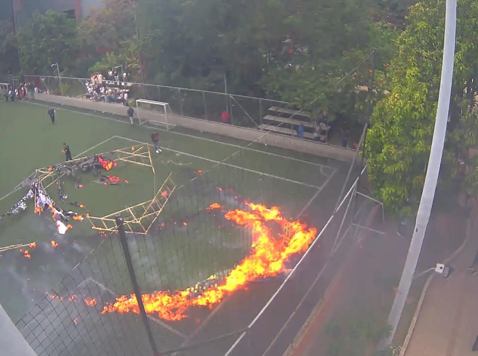Un globo de mecha cayó sobre una cancha de Envigado y quemó una parte del gramado sintético