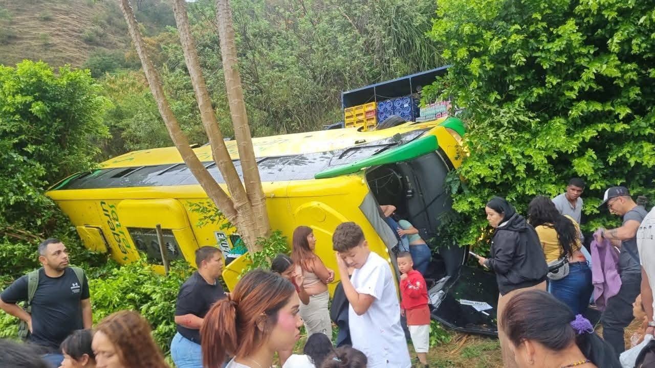Nuevo accidente de un bus en Antioquia: el vehículo se volcó en Olaya y dejó varios pasajeros lesionados