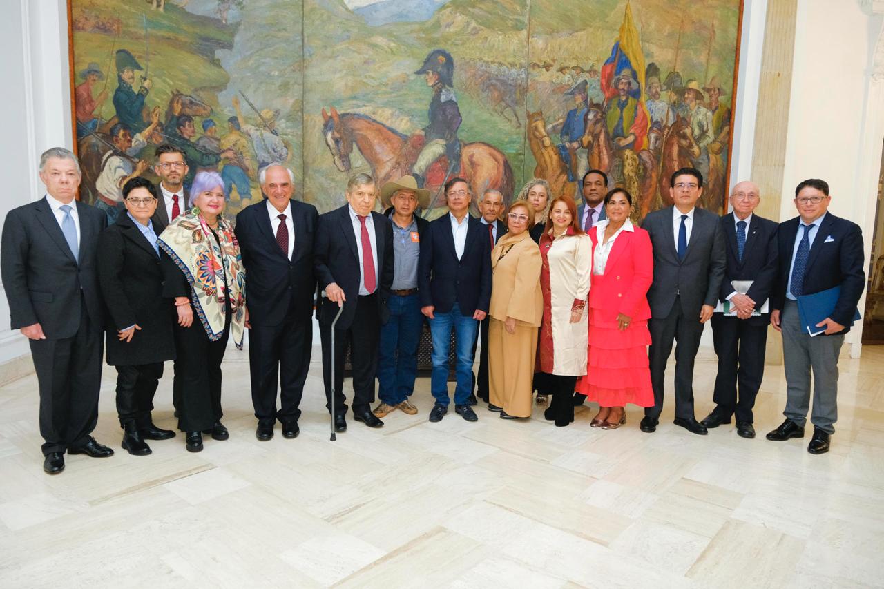 Petro expone a expresidentes necesidad de mantener una agenda activa de diálogo con EE.UU.