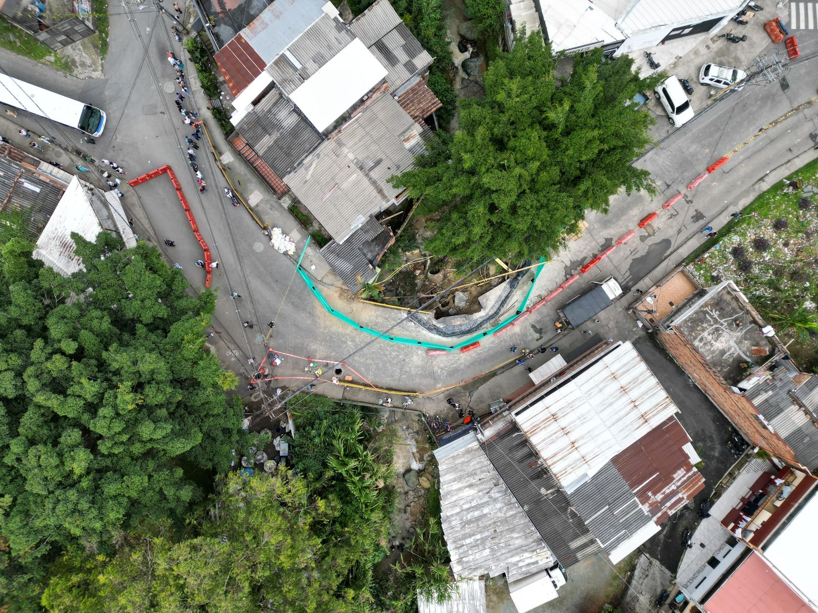 Fue habilitado carril unidireccional para motos y peatones por emergencia en el puente La Limona, entre Itagüí y San Antonio de Prado