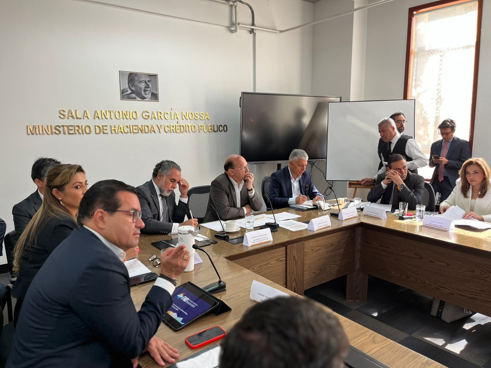 Por decreto de emergencia económica, 18 gobernadores del país se reunieron con ministros de Gustavo Petro