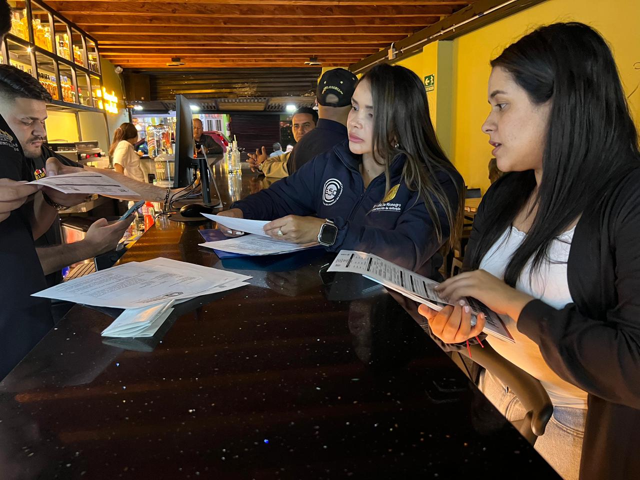 Tres capturas, un menor aprehendido y la suspensión de dos establecimientos dejó operativo de seguridad en Rionegro