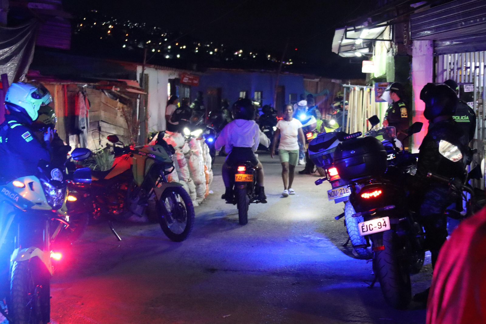 Operativos en las comunas Laureles y San Javier de Medellín dejó ocho capturados, un arma y estupefacientes incautados