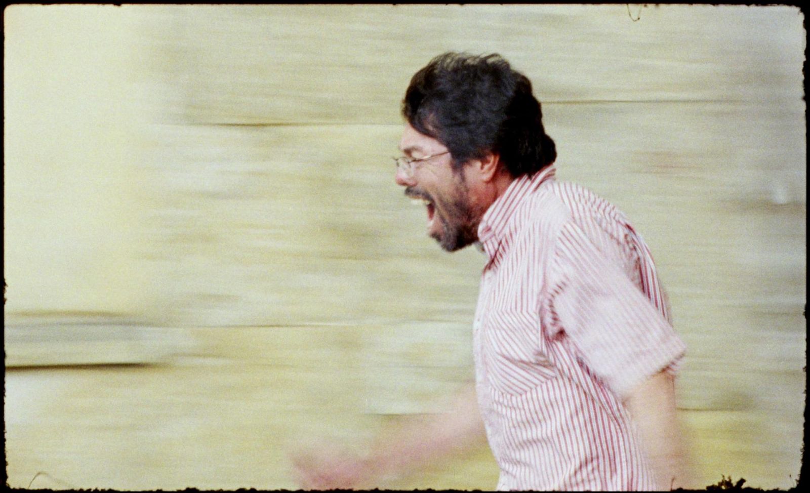 El cineasta Simón Mesa estrena en EE. UU. ‘Un poeta’, una tragicomedia que incomoda