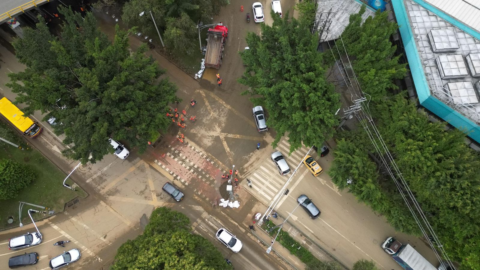 Fueron necesarios más de 300 funcionarios para atender emergencias por lluvias en Medellín, 4 quebradas se desbordaron