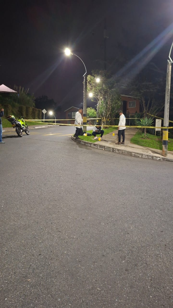 Comunidad denuncia que posible integrante de la Fuerza Pública estaría disparando al aire dentro de una urbanización en Rionegro