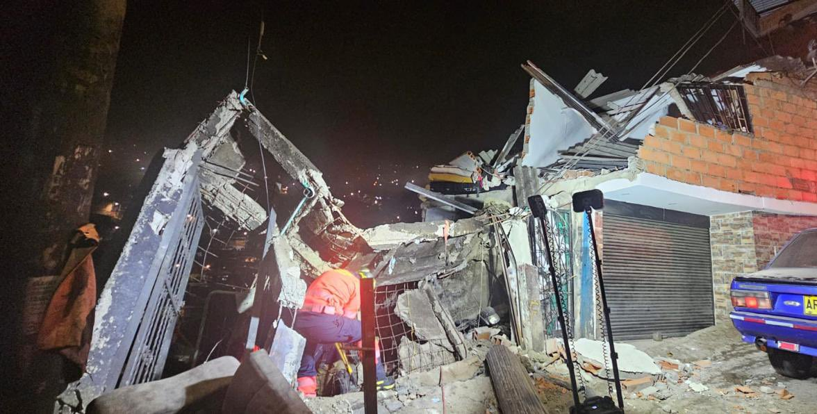 Un local comercial colapsó en Medellín y afectó cinco viviendas. Tres personas y dos caninos fueron rescatados