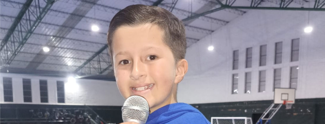 Esta es la historia de Juan José, el joven de Sonsón que deslumbra narrando los goles de la Baby Futbol 2026