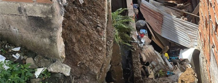 web-Una-familia-llamó-a-emergencias-en-Medellín-por-aparición-de-grietas-en-su-casa-y-los-evacuaron,-hoy-la-vivienda-colapsó