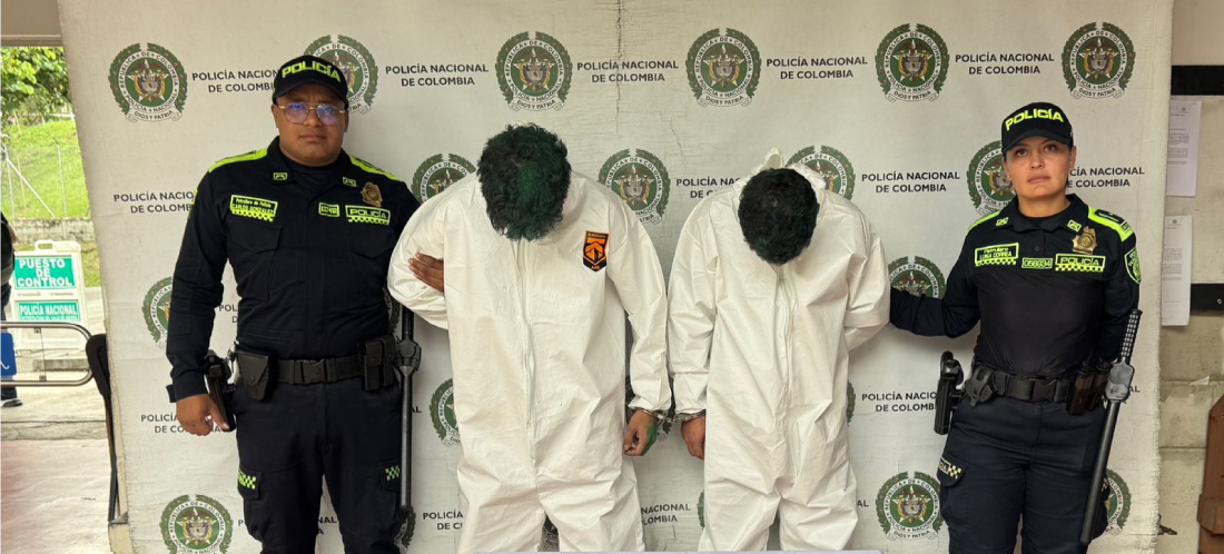 Dos presuntos ladrones fueron desnudados, pintados y obligados a caminar en el noroccidente de Medellín, la Policía los capturó