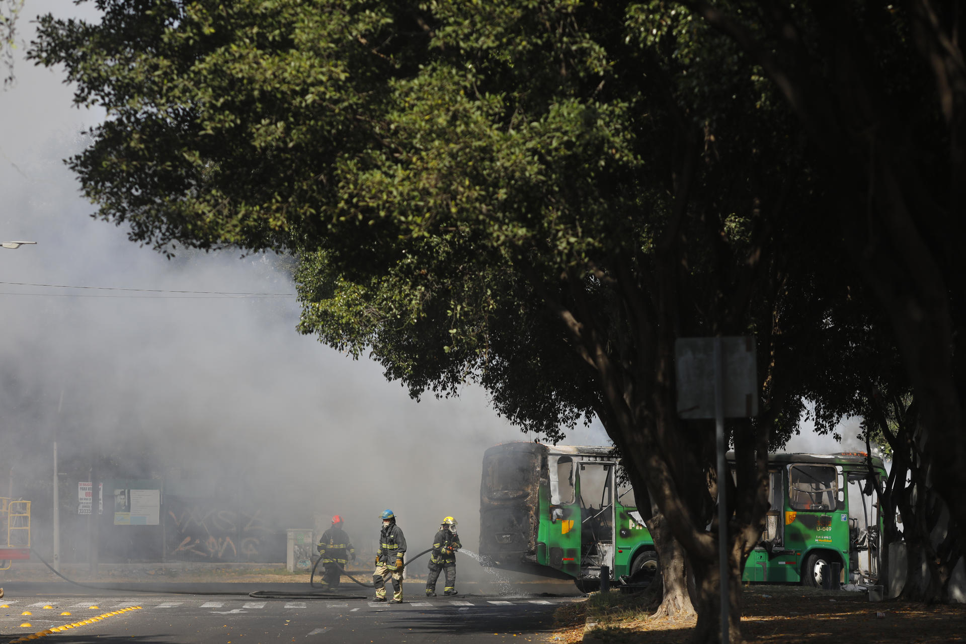 Escalada de violencia en México: «una hora de disparos», «narcobloqueos» e incendios por abatimiento de El Mencho