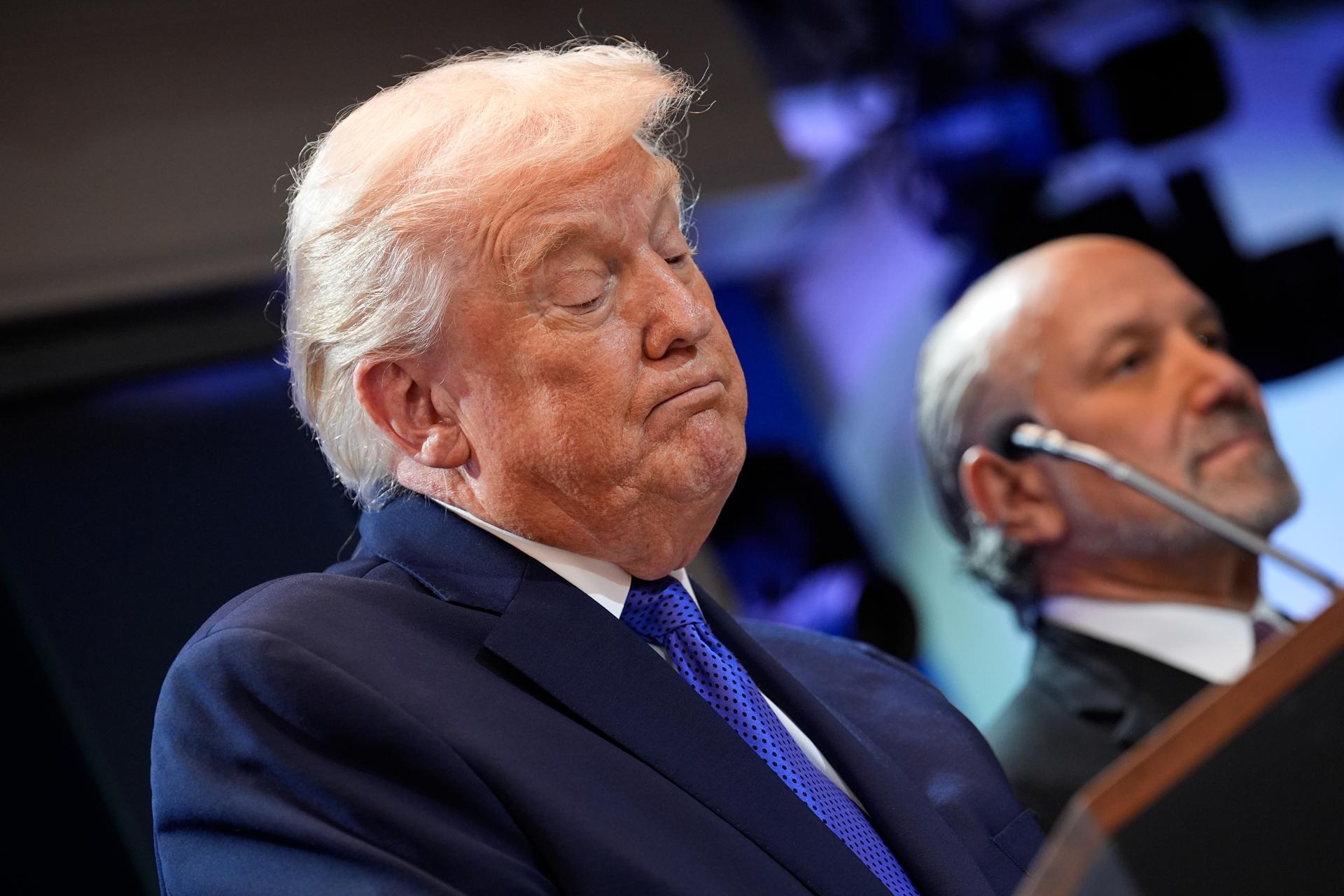 Trump firma orden para imponer nuevo arancel global del 10 % tras bloqueo del Supremo