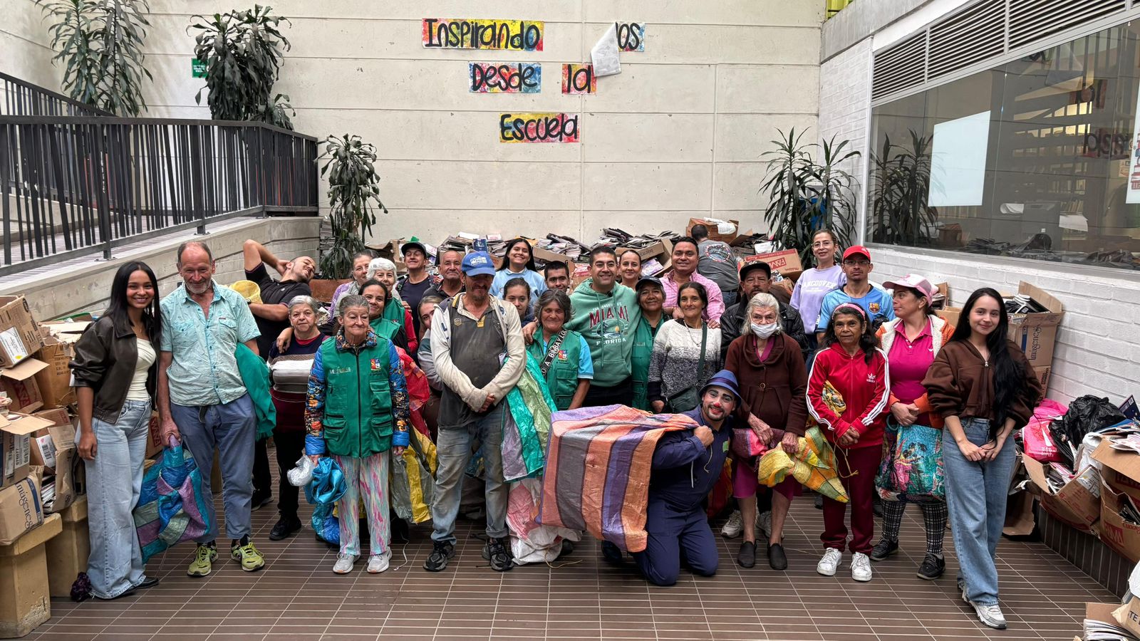 Alcaldía de El Santuario convirtió 12 toneladas de cuadernos usados en oportunidad para recicladores