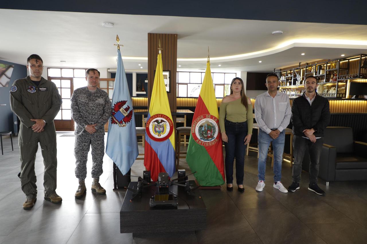 Alcaldía de La Ceja entrega dron al Comando Aéreo de Combate N.° 5 para vigilancia aérea