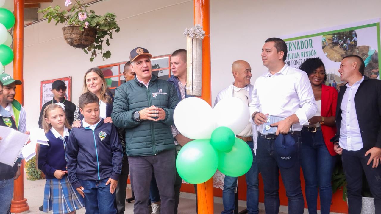 Alcaldía de Marinilla y Gobernación de Antioquia entregan vías rurales, viviendas intervenidas y una escuela renovada