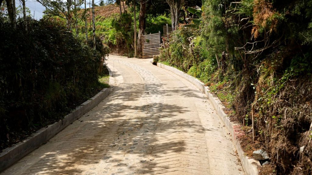 Alcaldia de Rionegro entrego 600 metros de placa huella en zonas rurales del corregimiento sur 2